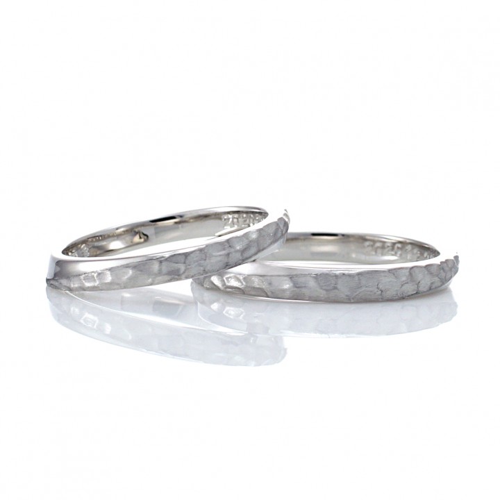 槌目模様と光沢のコントラストが美しい結婚指輪(m9824)
