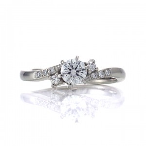 ダイヤの輝きが高級感あふれる婚約指輪(e1984)