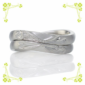 お二人のイニシャルとハートが交わるようなデザインの結婚指輪(s1214)