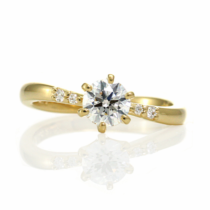 ダイヤが引き立つシンプルなイエローゴールドの婚約指輪(e2007)