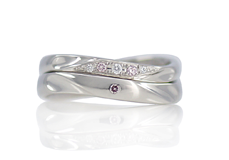 希少なピンクダイヤを留めた結婚指輪です