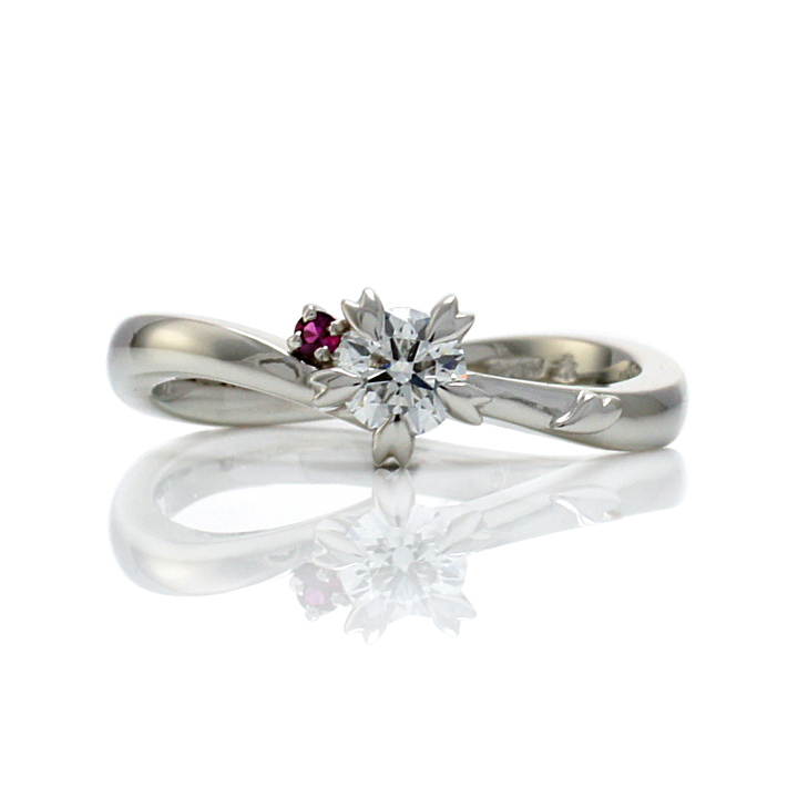 桜の花びらの形をした立て爪が印象的な婚約指輪（e-1944）