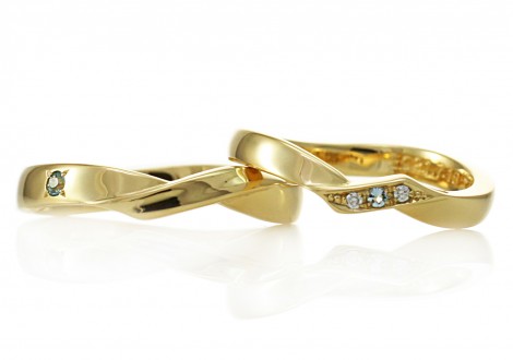 ダイヤモンドとアクアマリンを留めたセミオーダー結婚指輪