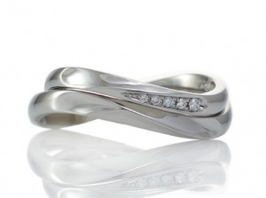 イニシャルとハートをデザインしたオーダーメイド結婚指輪