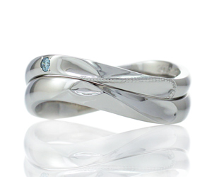 T とAのイニシャルをデザインした結婚指輪