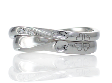 クローバー、イニシャル、ハートをデザインしたオーダーメイドの結婚指輪