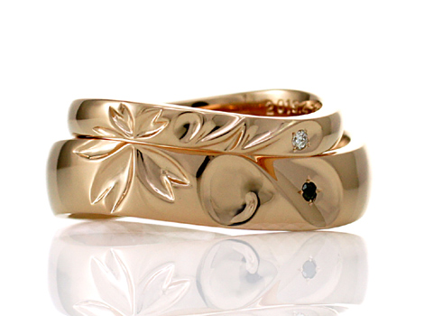 桜とイニシャルをデザインした、オーダーメイドの結婚指輪