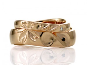 桜とイニシャルをデザインしたオーダーメイド結婚指輪