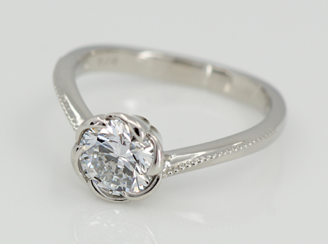 大輪のダイヤモンドの花が咲くエンゲージリング