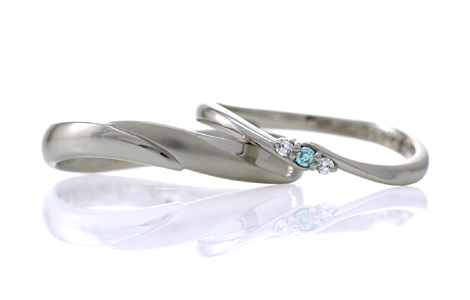 爽やかなアイスブルーダイヤが輝く結婚指輪