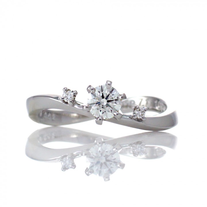 結婚指輪と重ね着けができるリングを奥様へプレゼント(r877)