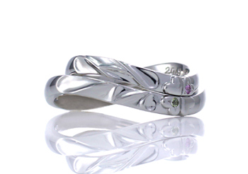 イニシャルと4つ葉のクローバーをデザインした結婚指輪