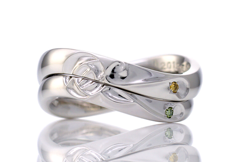 自分たちで制作された薔薇とイニシャルをデザインした結婚指輪をご紹介☆