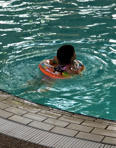 プールで泳ぐ子供