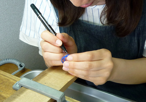 自分たちで制作する結婚指輪