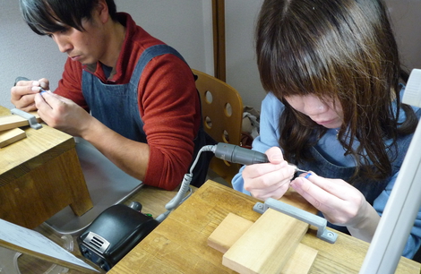 自分たちで制作する結婚指輪