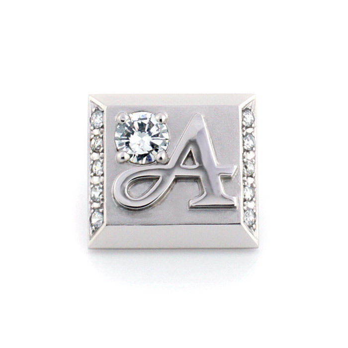 「Ａ」のマークとダイヤモンドが際立つ華やかなタイピン