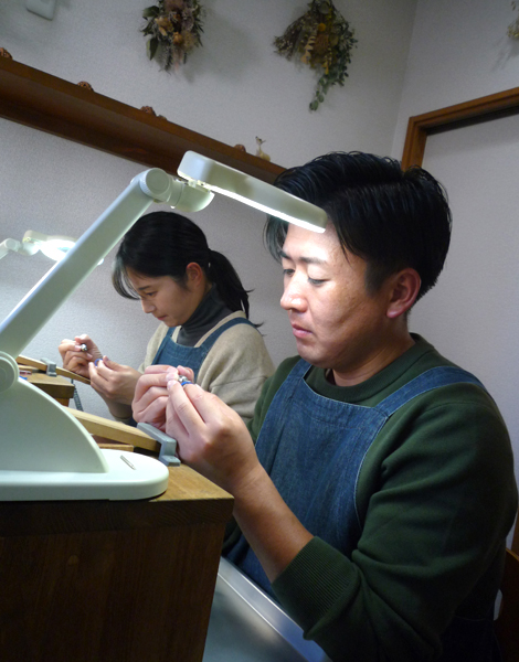 自分たちで制作する結婚指輪