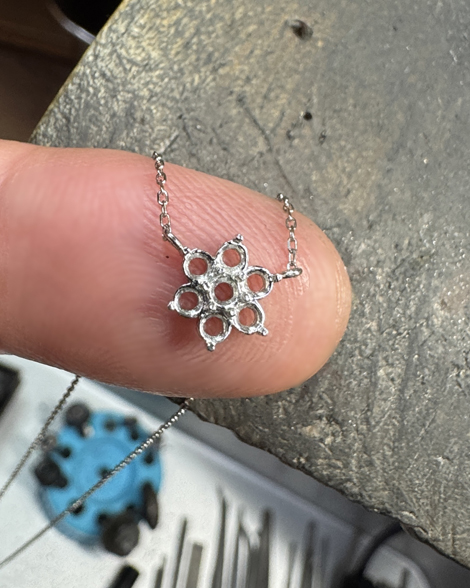 取り巻きダイヤモンドペンダント