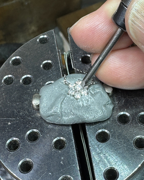 取り巻きダイヤモンドペンダント