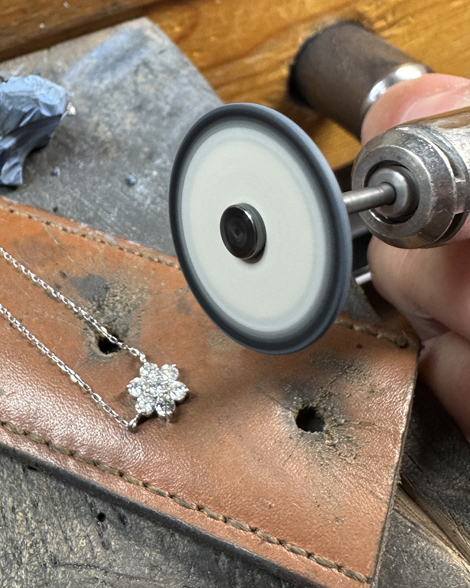 取り巻きダイヤモンドペンダント