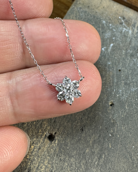 取り巻きダイヤモンドペンダント