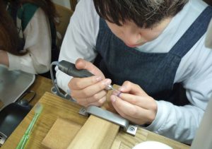 自分たちで制作する結婚指輪