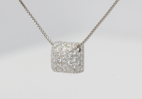 ぷっくりフォルムが可愛い輝きが魅力なパヴェペンダント