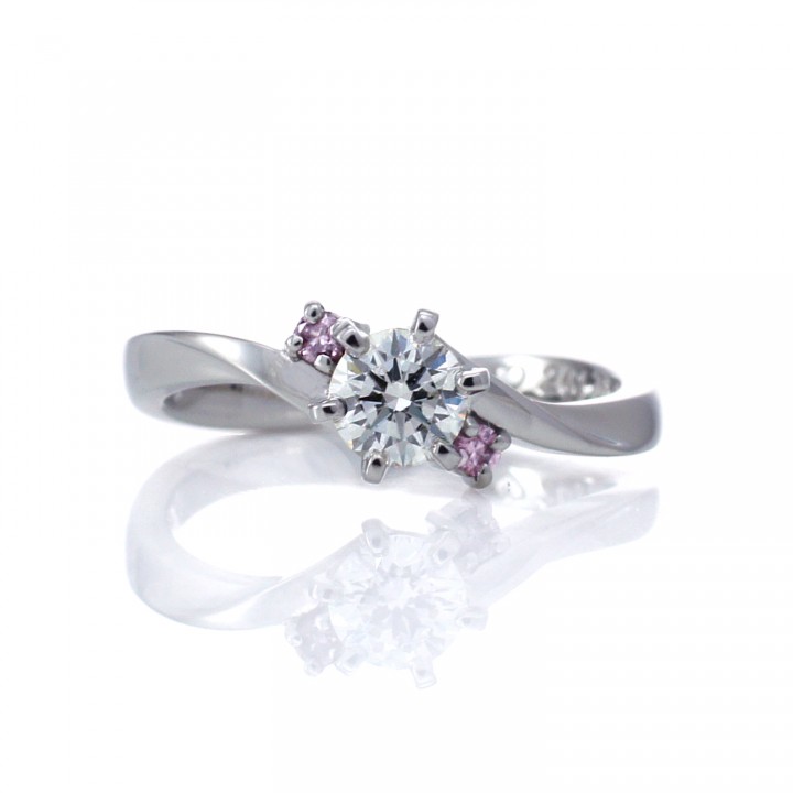 サイドにピンクダイヤを留めて華やかにアレンジされた婚約指輪(e1989)