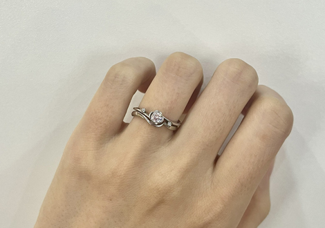 動きのあるデザインが可愛い結婚指輪