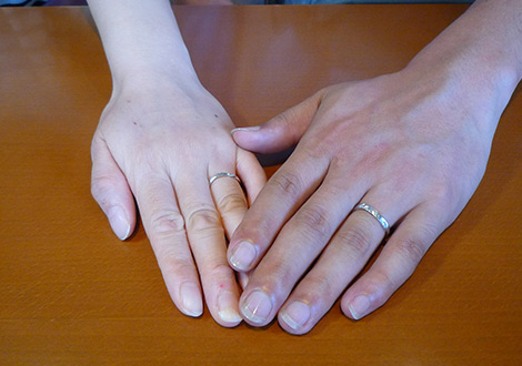 イニシャルをデザインしたオーダーメイドの結婚指輪