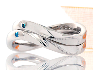 サプライズの婚約指輪と重ね着けできる結婚指輪で大満足。