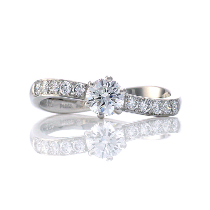 ダイヤモンドの輝きが目を惹くゴージャスな婚約指輪（e1947）