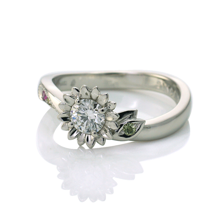 ひまわりをデザインした婚約指輪（e-1956）