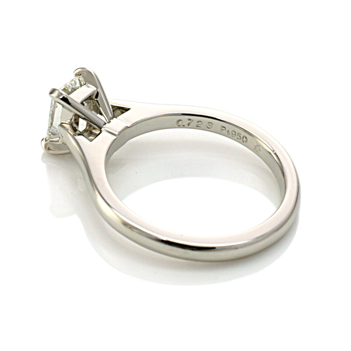 エメラルドカットのダイヤモンドを引き立てるシンプルデザインの婚約指輪(e-1958)