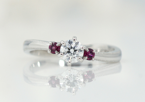 ロードライトガーネットを添えたオーダーメイドエンゲージリング