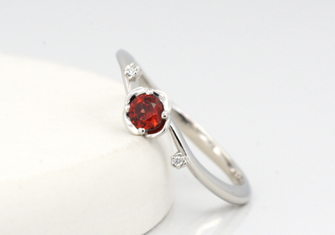 還暦の記念に赤い宝石のリングを