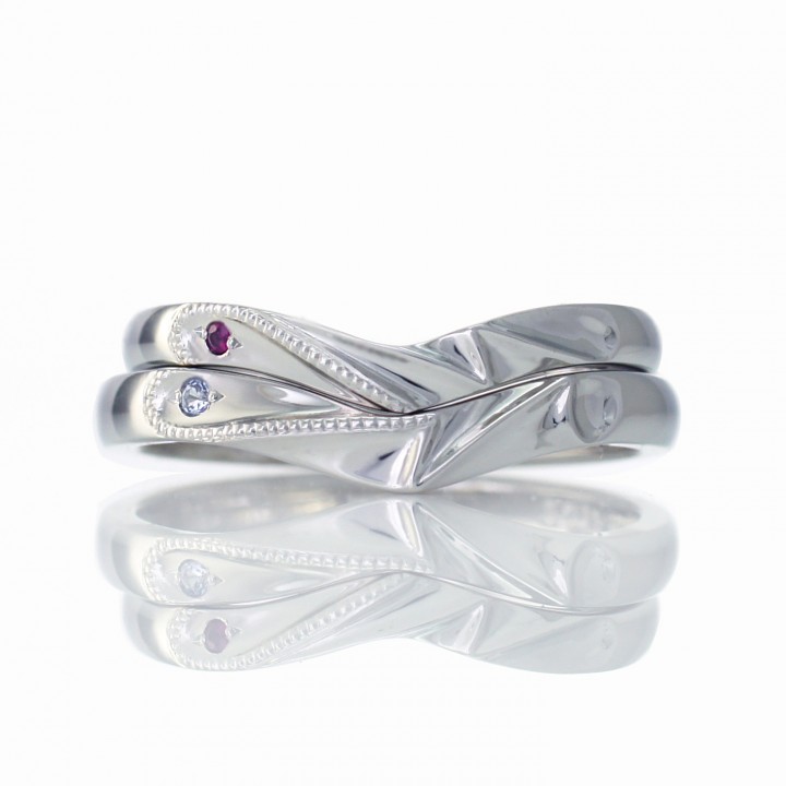V字のリングにお二人のイニシャルとミル打ち加工を施した結婚指輪(m-9645)