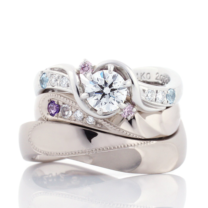 天然ピンクメレダイヤにホワイト・ブルーの色彩が華やかな婚約指輪（e-1683）
