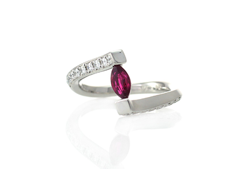 深紅なルビーとダイヤの輝きが特別な指輪のご紹介