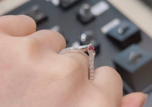 ルビーとダイヤモンドの華やかなファッションリング