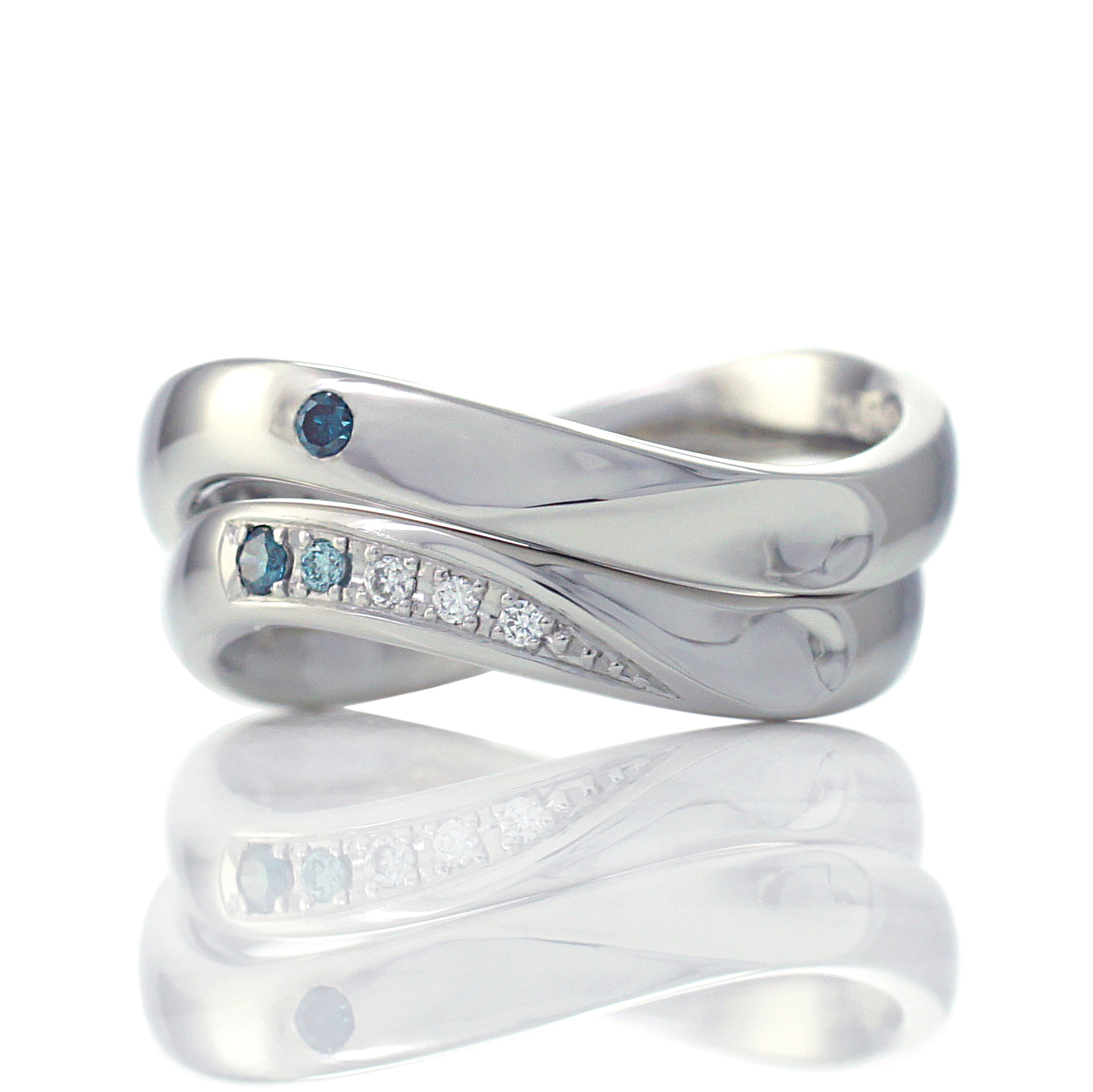 シンプルなデザインですが女性のリングには宝石を並べて華やかに(m-9619)