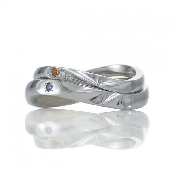 お二人のイニシャルKとMをデザインした結婚指輪(m9751)