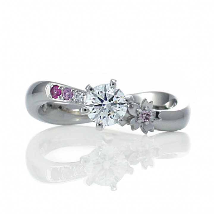 桜の花とピンクの宝石が愛らしい婚約指輪(e1993)