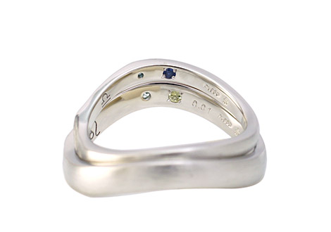 イニシャルをデザインしたオーダーメイドの結婚指輪