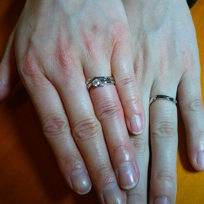 イニシャルYとS、ブルーダイヤが目を引く結婚指輪(s006)